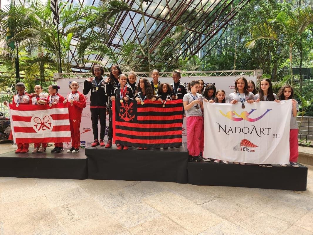 Equipes do NadoArt, de Belo Horizonte, no pdio do Campeonato Brasileiro de Nado Artstico Juvenil e Infantil