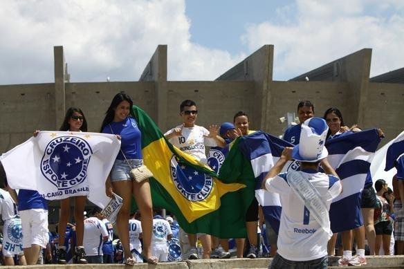 Torcida do Cruzeiro j comea a se movimentar em vrios pontos da cidade antes da partida contra o Grmio, s 17h, no Mineiro