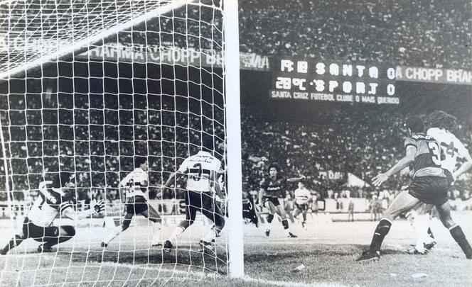Santa Cruz em ação contra o Sport com a camisa da Adidas em 1990, o último ano de parceria