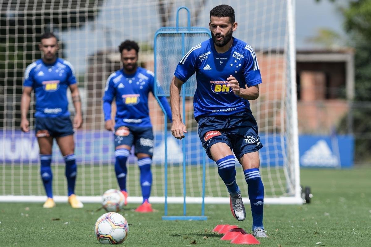Fotos do primeiro treino de Rafael Sobis na volta ao Cruzeiro, nesta segunda