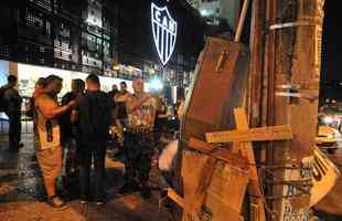 Na noite desta quinta-feira, manifestantes protestaram contra o presidente Srgio Sette Cmara e o diretor de futebol Rui Costa