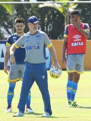 Mano Menezes comandou treino tático em seu segundo dia no retorno ao Cruzeiro