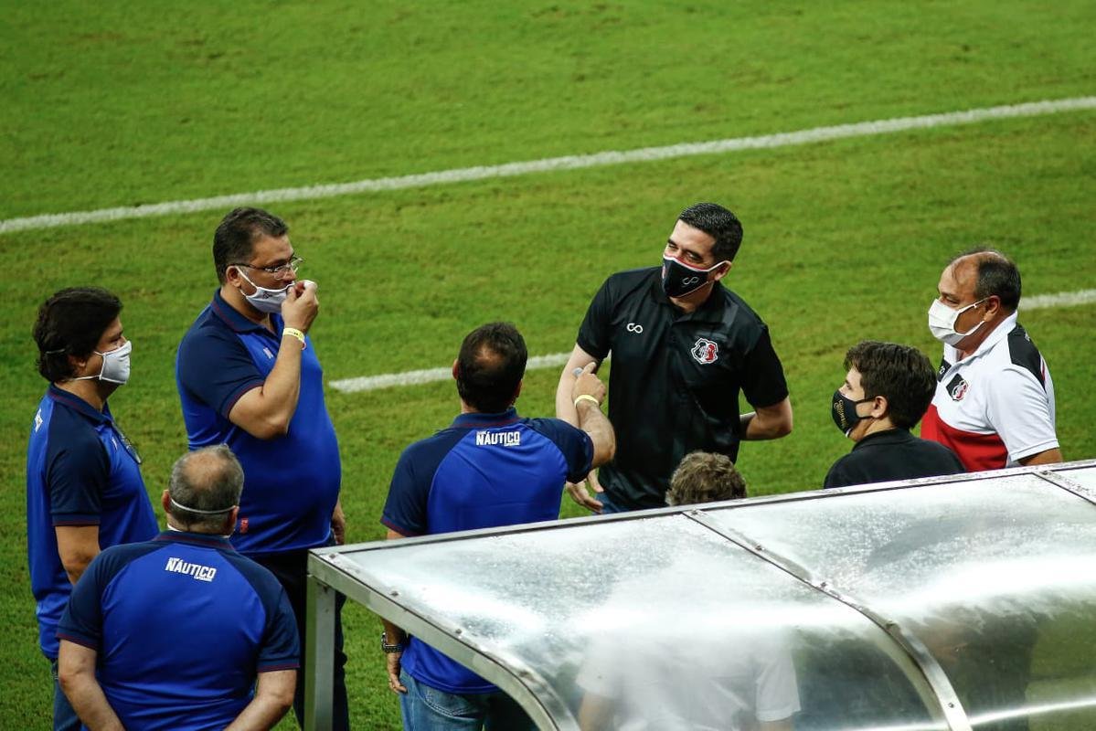 A semana teve polêmica quanto ao local da partida, mas o jogo acabou mantido para acontecer na Arena de Pernambuco. Delegações chegaram ao estádio cumprindo as medidas de segurança sanitária contra a Covid-19. Tricolor fez campanha de marketing com bonecos representando a torcida.
