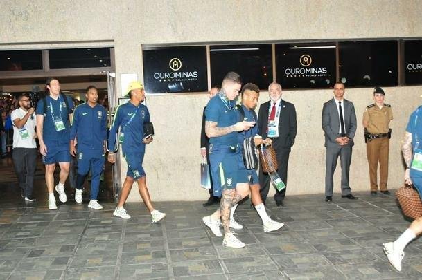 Jogadores da Seleo Brasileira deixaram o hotel rumo ao Mineiro e receberam apoio caloroso da torcida mineira para encarar a Argentina pela semifinal da Copa Amrica