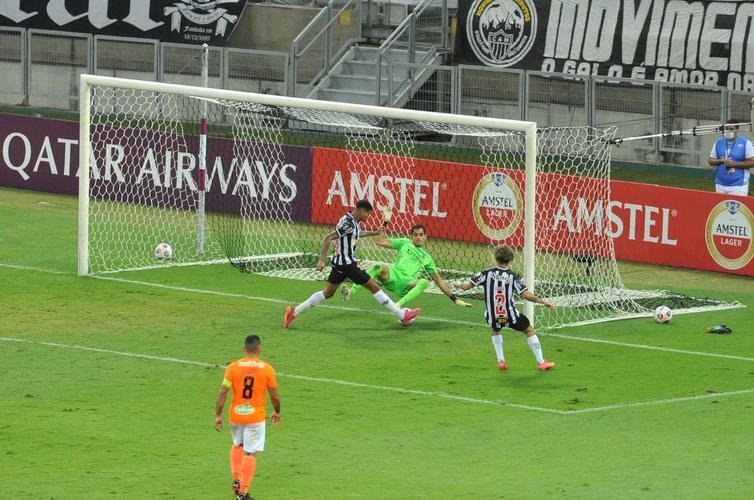 Fotos do gol de Marrony, do Atltico, sobre o La Guaira, no Mineiro