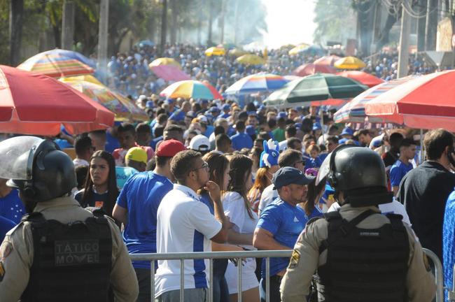 Chegada da torcida do Cruzeiro ao Mineiro para o jogo contra a Ponte Preta pela 13 rodada da Srie B do Campeonato Brasileiro. Estdio voltou a receber grande pblico