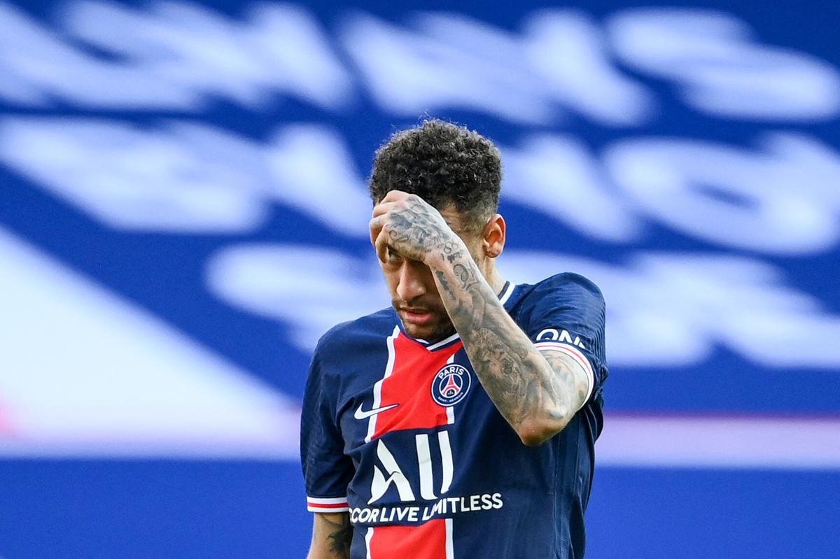 Neymar levou carto vermelho no final da derrota do PSG para o Lille, por 1 a 0, em Paris, ao dar um tranco no adversrio numa disputa de bola na lateral do campo. rbitro entendeu que ele usou fora desproporcional. O brasileiro j tinha carto amarelo e acabou sendo expulso.