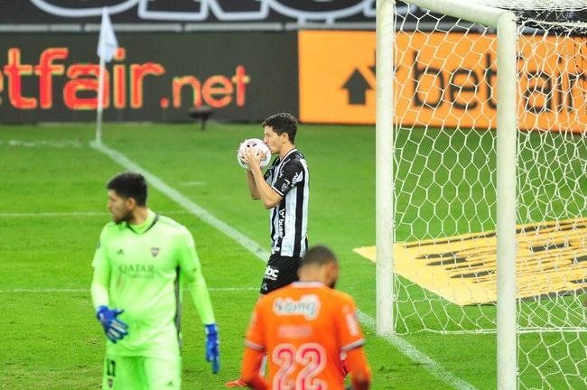 Goleiro Everson, do Atltico, foi heri na deciso por pnaltis contra o Boca Juniors ao defender duas cobranas e ao marcar o gol da classificao: 3 a 1 nas batidas alternadas aps 0 a 0 no tempo normal, no Mineiro.