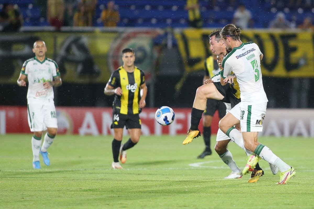 Amrica voltou com outra postura no segundo tempo e virou para 3 a 2 com gols de Wellington Paulista (2) e Pedrinho