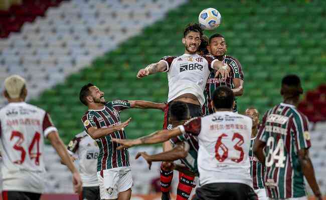 Flamengo e Fluminense se enfrentando pelo Campeonato Brasileiro