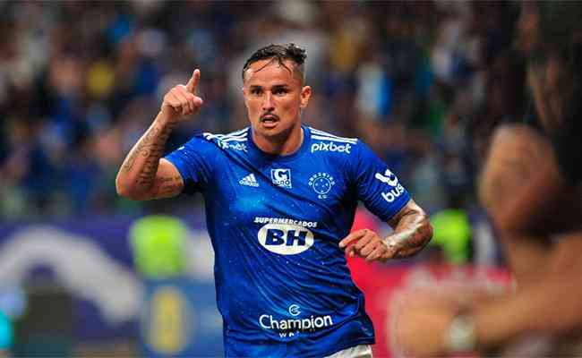 Edu marcou o segundo gol do Cruzeiro em vitria sobre o Vasco no Mineiro