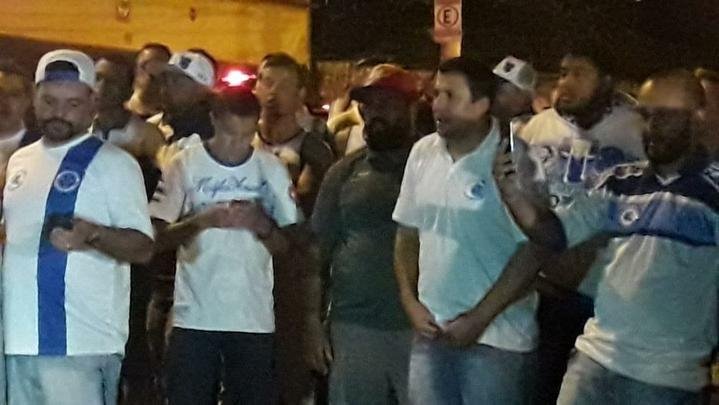 Integrantes da torcida Mfia Azul protestaram na noite desta segunda-feira durante a eleio para o Conselho Fiscal do Cruzeiro. Alm de cnticos exigindo transparncia no clube, os torcedores jogaram pipoca na porta da sede social do Barro Preto e se referiram aos conselheiros como 'omissos'. A insatisfao dos cruzeirenses se d pelas suspeitas de crimes cometidos por integrantes da diretoria. Tanto a Polcia Civil quanto o Ministrio Pblico apuram as possveis irregularidades em transaes de jogadores, contratos de prestao de servio e aumentos substanciais de salrios.