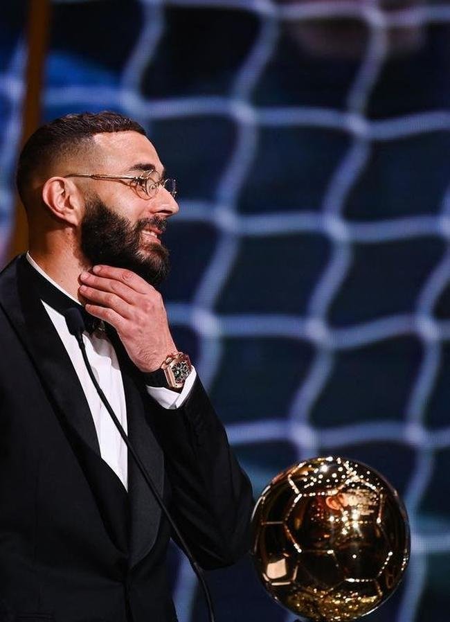 Karim Benzema recebe prmio Bola de Ouro, da Revista France Football, como melhor do mundo na temporada 2021/22. 