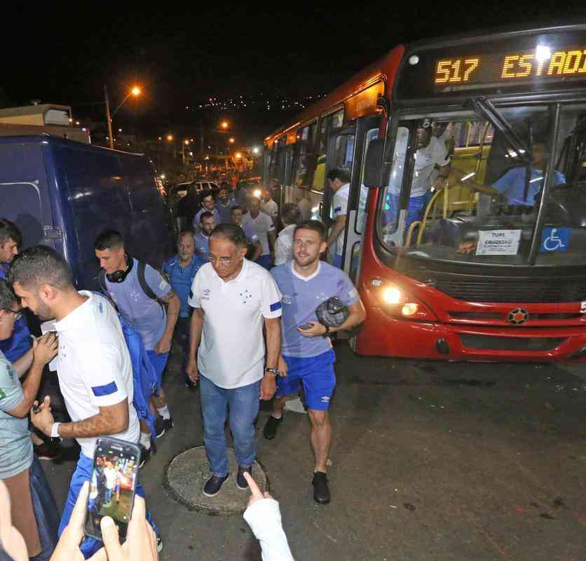 nibus que levava delegao do Cruzeiro estragou, e jogadores precisaram embarcar em 'coletivo' disponibilizado pela Secretaria de Transporte e Trnsito (Settra) da prefeitura de Juiz de Fora 