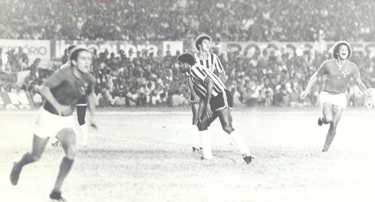 Palhinha (esquerda), do Cruzeiro, foi artilheiro do Campeonato Mineiro de 1975 com 10 gols. Na foto, ele celebra o gol do ttulo sobre o Atltico.