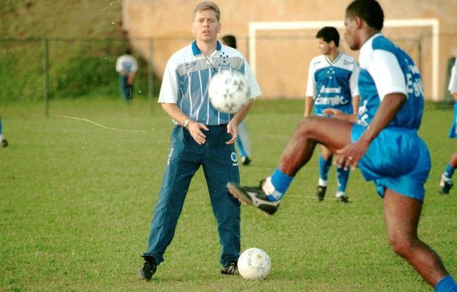 Paulo Autuori comandou o Cruzeiro em 1997, 1999/00 e 2007 e passou por quatro clubes na Europa