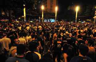 De Confins, jogadores do Cruzeiro hexacampees da Copa do Brasil saram em carro aberto pelas ruas de Belo Horizonte. No Centro da capital, milhares de pessoas aguardavam os jogadores para a festa.