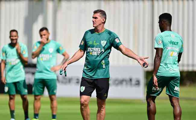 Corinthians para no goleiro do América-MG, falha na defesa e é