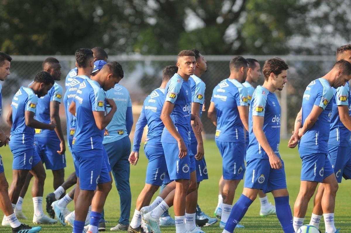 Fotos do primeiro treino de Abel Braga na Toca da Raposa II. Tcnico foi apresentado pelo Cruzeiro neste sbado e dirigir a equipe na segunda, s 20h, diante do Gois, no Serra Dourada, pela 22 rodada do Campeonato Brasileiro
