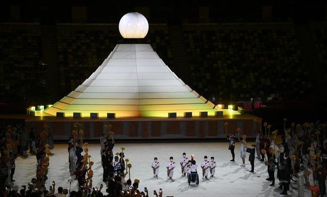 Acendimento da pira olmpica na cerimnia de abertura dos Jogos de Tquio