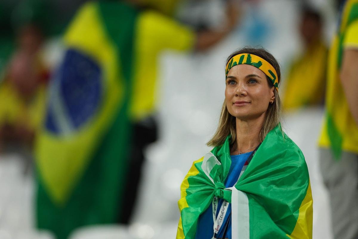 Fotos das torcidas de Brasil e Crocia no Estdio da Educao, em Al-Rayyan, no Catar, em duelo pelas quartas de final da Copa do Mundo