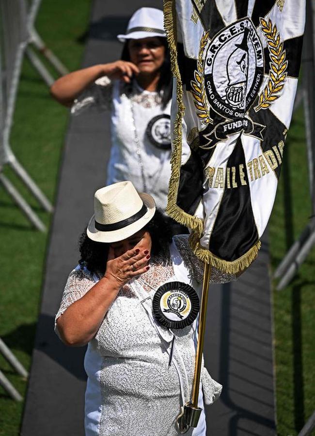 Os últimos momentos do velório de Pelé, na Vila Belmiro, estádio do Santos.
