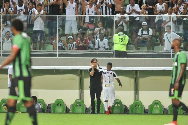 Depois de lances polmicos, Atltico confirmou vitria com gols de Rger Guedes e Ricardo Oliveira