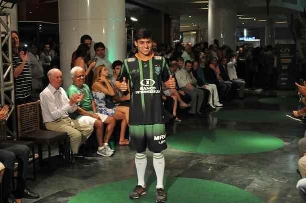 Amrica apresentou coleo de uniformes 2016, desenhados pelo estilista Ronaldo Fraga e produzidos pela Lupo