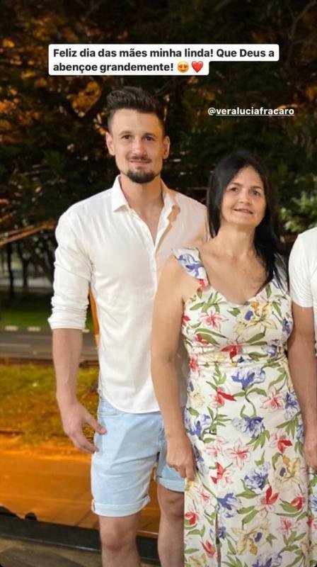 Goleiro Michael, do Atltico, ao lado da me