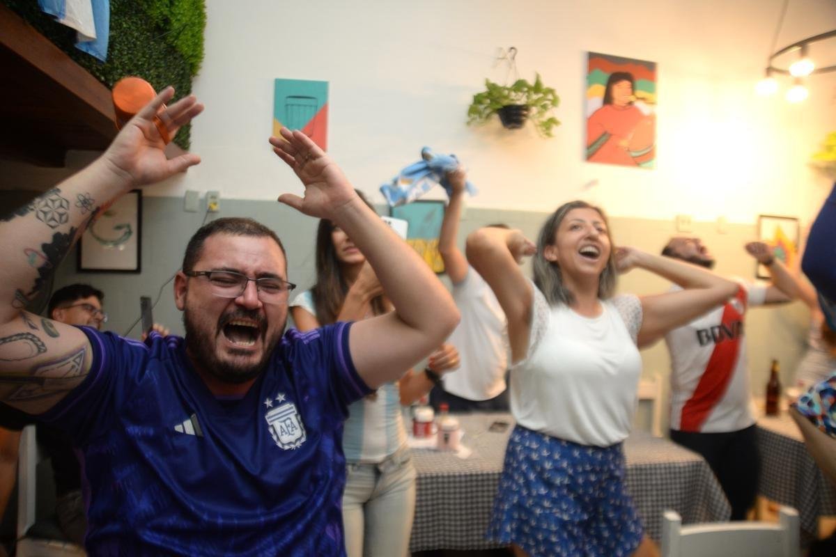 No bar Massa Madre, em BH, torcedores argentinos e admiradores da seleo de Lionel Messi foram  loucura e tambm choraram com a classificao  final da Copa do Mundo de 2022, no Catar, aps a vitria por 3 a 0 sobre a Crocia