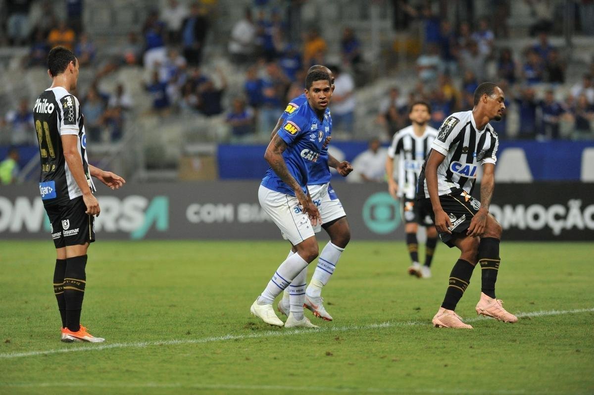 Em jogo com grande atuao do goleiro Fbio, Cruzeiro derrotou Santos de virada, por 2 a 1, com gols de Sass e Raniel; Gabriel Barbosa marcou para o Peixe, no Mineiro, pela 26 rodada do Brasileiro