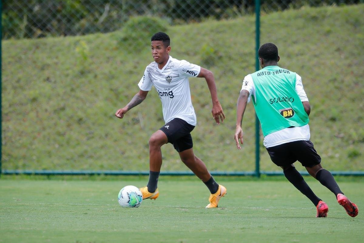 Aps polmica balada, Dylan e Marrony participam normalmente do treino na Cidade do Galo