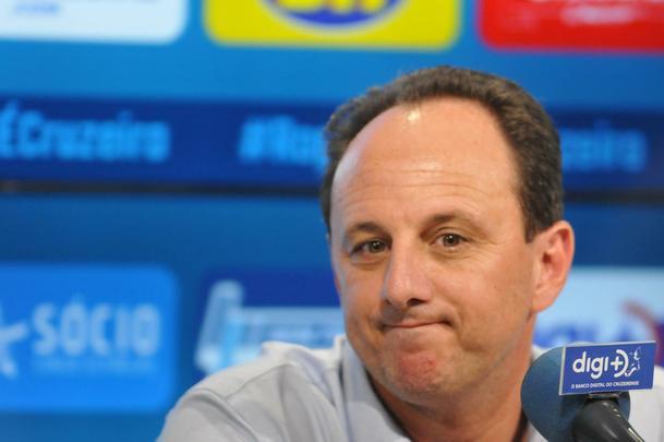 Rogrio Ceni concedeu entrevista coletiva e comandou o primeiro treinamento