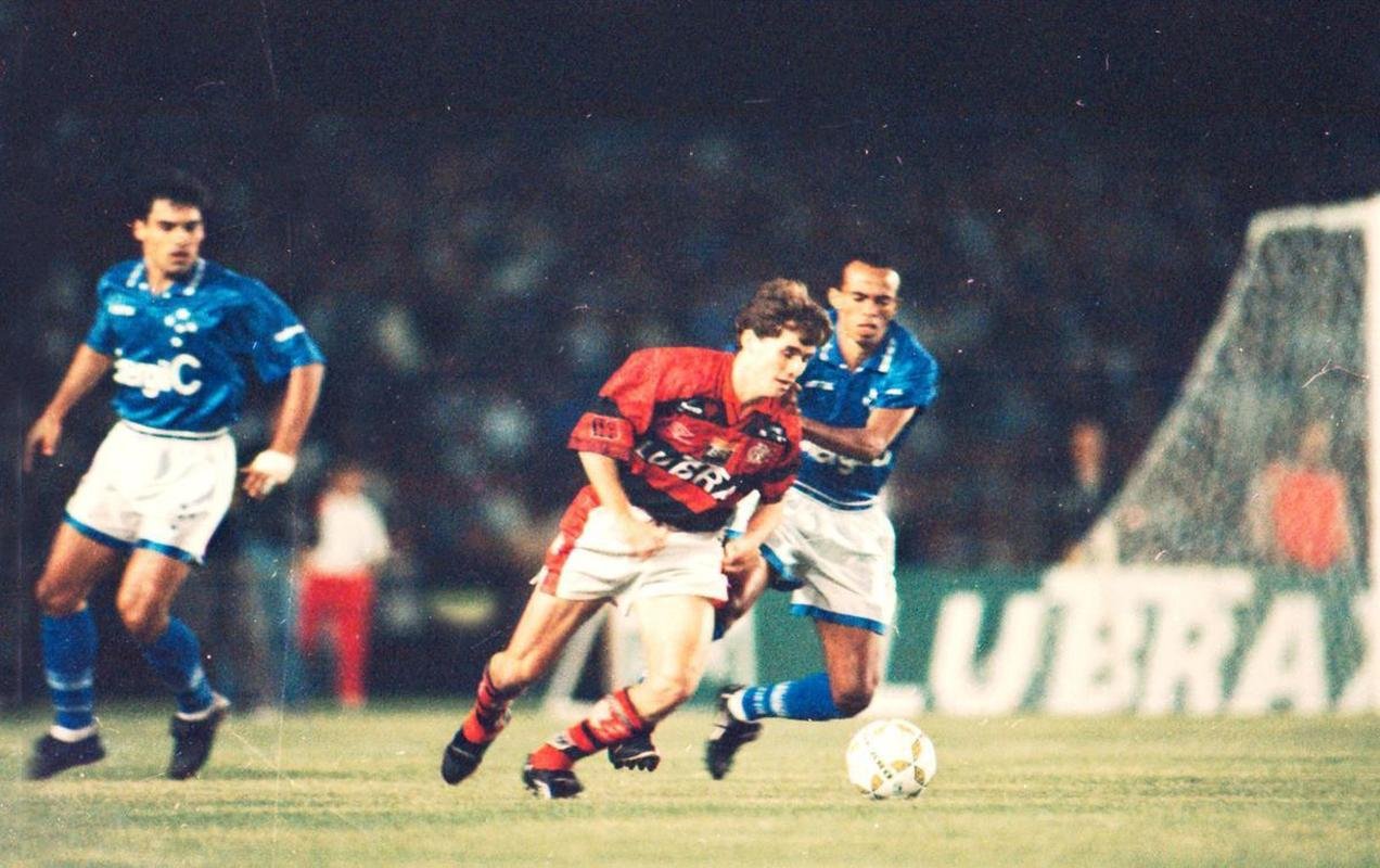 1996 - Outro carioca entrou na rota do Cruzeiro em 1996. A Raposa enfrentou o Flamengo na semifinal. No Maracan, empate por 1 a 1. No Mineiro, novo empate, desta vez sem gols. O Cruzeiro avanou por ter feito mais gols como visitante. Na deciso, a equipe celeste bateu o Palmeiras e conquistou o bicampeonato.