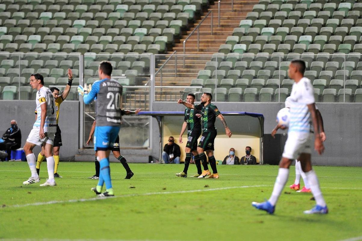 Felipe Azevedo abriu o placar para o Amrica sobre o Grmio: 1 a 0