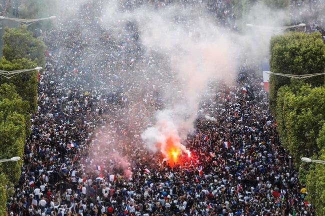 Torcedores franceses tomaram principais pontos tur�sticos e avenidas de Paris para celebrar o bi mundial