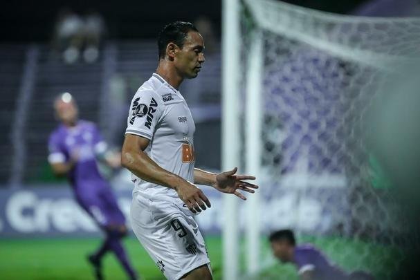 Imagens da partida entre Defensor e Atlético, em Montevidéu, pela Libertadores