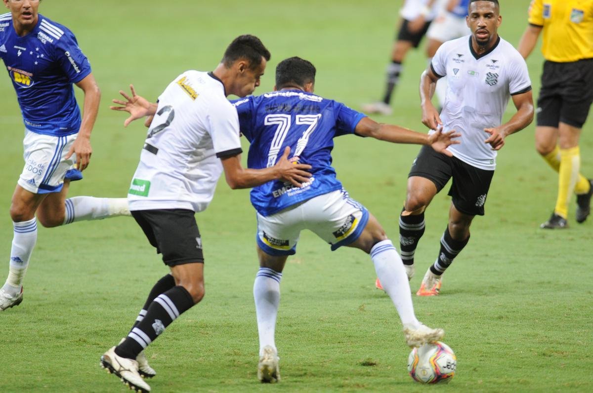 Jogo entre Cruzeiro e Figueirense, no Mineiro, em Belo Horizonte, pela 22 rodada da Srie B do Campeonato Brasileiro