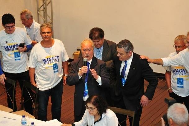 Wagner Pires de S venceu eleio com 235 votos e  o novo presidente do Cruzeiro. Ele comendar o clube no trinio 2018, 2019 e 2020. Srgio Santos Rodrigues, apoiado por Zez Perrella, ficou com 200 votos no pleito.