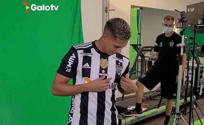 Zaracho usa a camisa principal do Atlético na nova coleção da Adidas