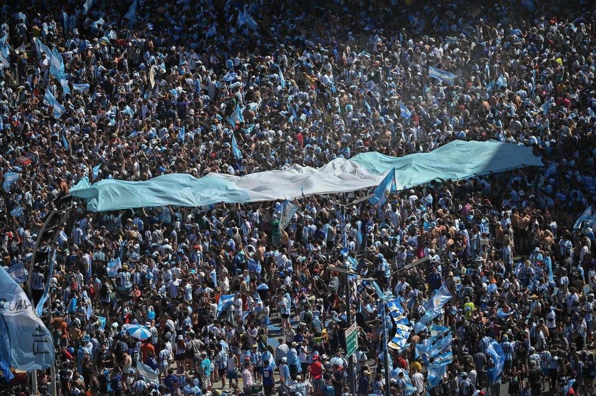 Multido festeja, no Centro de Buenos Aires, o tri mundial da Argentina conquistado na Copa do Catar
