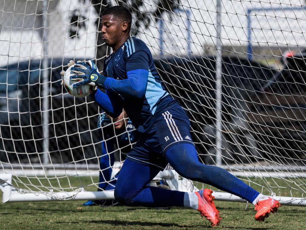 Fotos do treino do Cruzeiro nesta quinta-feira (4), na Toca da Raposa II, em Belo Horizonte. Time celeste enfrentar o Tombense no sbado, s 19h, no Mineiro, pela Srie B.