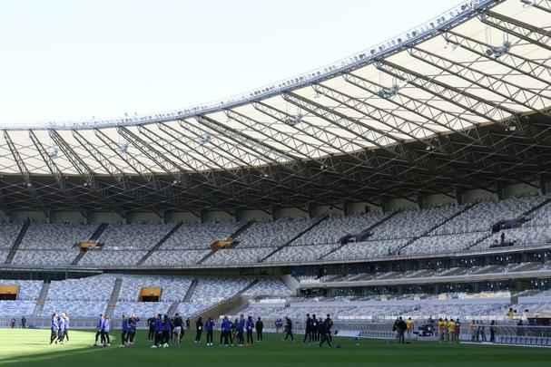 Jogadoras norte-americanas aproveitaram tempo no estdio para tirar fotos no gramado