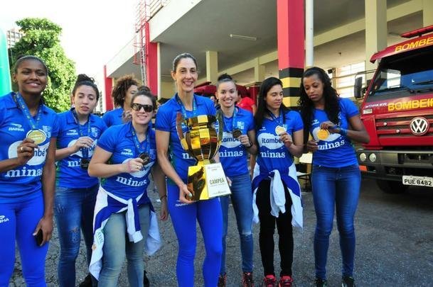 Jogadoras do Minas desfilam em carro do Corpo de Bombeiros pelas ruas de Belo Horizonte e festejam com a torcida a conquista do tricampeonato da Superliga Feminina de Vôlei. Time derrotou Praia Clube por 2 a 0 na série melhor de três da final
