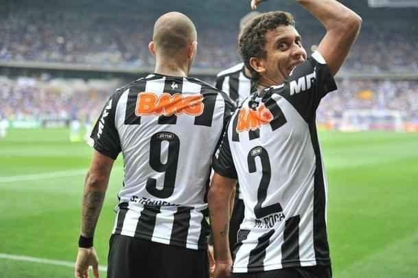 Provocao ao rival Cruzeiro em referncia  goleada por 9 a 2 do Galo em 1927. Comemorao aconteceu no clssico do Campeonato Brasileiro de 2014, vencido pelo Atltico por 3 a 2