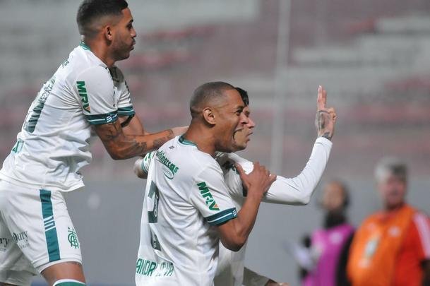 Fotos de Amrica x Brasil de Pelotas, no Independncia, pela 24 rodada da Srie B