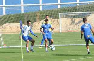 Cruzeiro fez nesta segunda-feira  tarde, na Toca da Raposa II, o ltimo treino em Belo Horizonte antes da partida contra o Internacional, quarta, no Beira-Rio, pela semifinal da Copa do Brasil. O tcnico Rogrio Ceni deve escalar Fbio; Edilson, Ded, Fabrcio Bruno (Leo) e Egdio (Dod); Henrique e Robinho; Marquinhos Gabriel; Thiago Neves e David; Pedro Rocha. Servindo  Seleo Colombiana, Orejuela est fora do jogo.