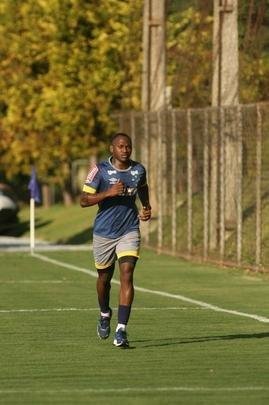 Atacante Sass trabalhou com elenco do Cruzeiro nesta tera-feira e foi apresentado como reforo