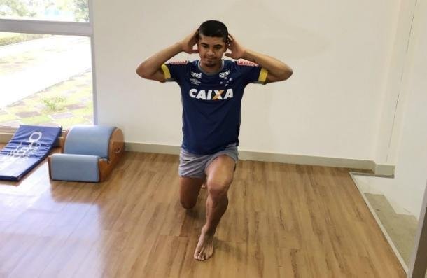 Denílson passou por exames na Toca da Raposa II e posou com a camisa 88 do Cruzeiro