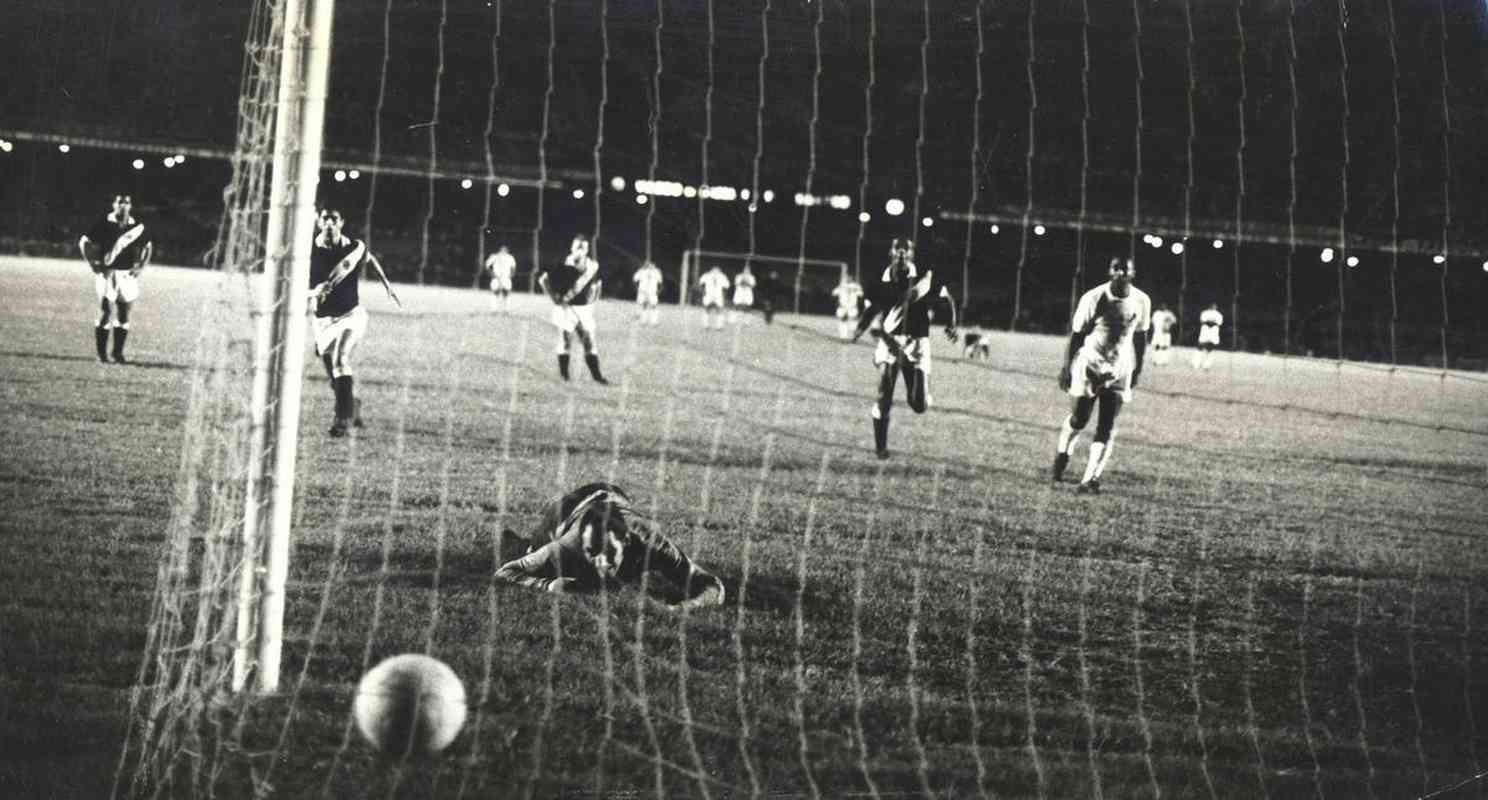 19/11/1969 - Milsimo gol de Pel, marcado de pnalti na vitria do Santos sobre o Vasco, por 2 a 1, no Maracan, pelo Torneio Roberto. O goleiro vascano era Andrada.